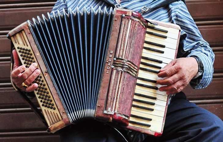 How to repair an accordion